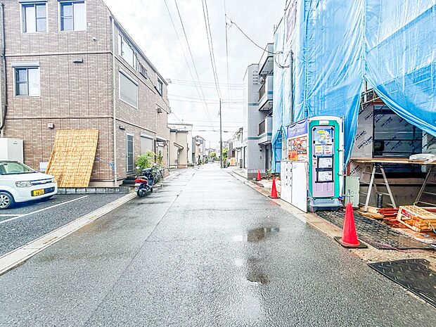 家の前をまっすぐの通りが走っている。クルマは少なく、人々は毎朝、ウォーキング、ジョギング、犬の散歩など、フリーな朝時間を過ごしている。