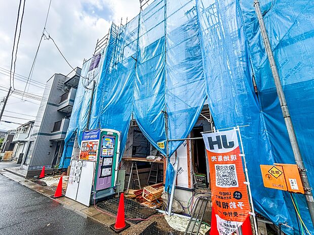 堂々たる趣ながら、主張し過ぎずどこか余裕を感じさせるシャープなフォルムで佇む邸宅は、晴天の空と照らし合わせる事で、本来あるべき完成形の姿を見せてくれます。