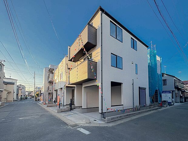 【玄関】家の顔となる玄関は、高いデザイン性が求められます。高級感と断熱性、防犯性に優れた玄関ドアを標準装備。ピッキング対策のセキュリティサムターン等、防犯に考慮しました。