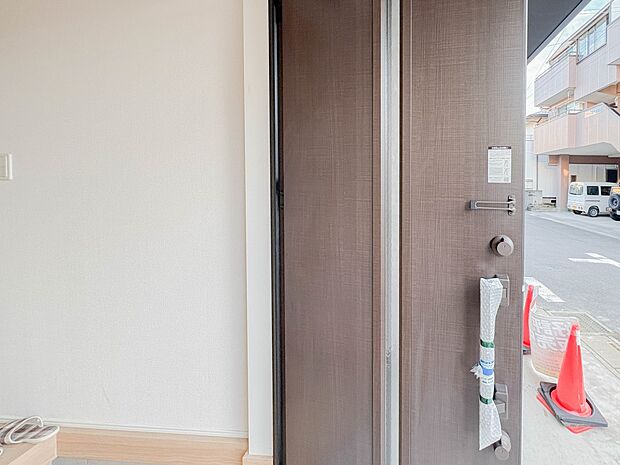 上質感漂うアプローチ。居住者の帰り、訪れる方を優しく迎える。