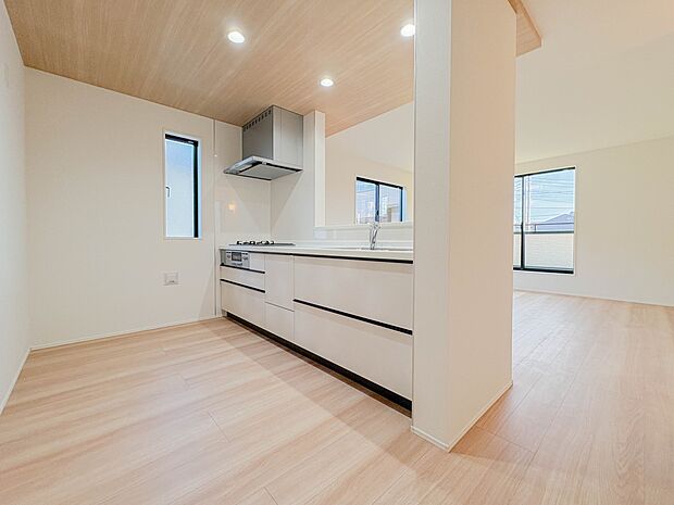 重視したのが奥さま目線でした。その発想で調理に便利な三口コンロや野菜や食器を洗うワイドな洗い場をシステムキッチンに採用。奥さまが喜ぶキッチンを目指しました。