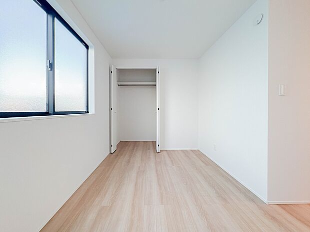 　昨今のトレンドになりつつあるのが、広過ぎず、快適すぎない子ども部屋。勉強と寝るだけの部屋にすることで閉じこもりがなくなり、リビングで過ごす時間が増えると言われています。