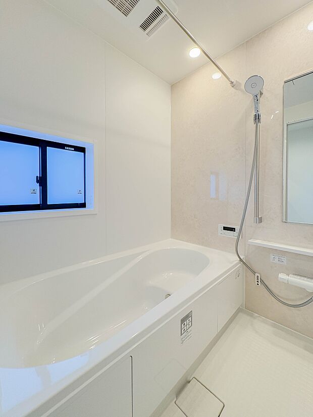 【浴室】1日の疲れを癒すバスルームは、心地よいリラックスを叶える清潔感溢れる美しい空間。