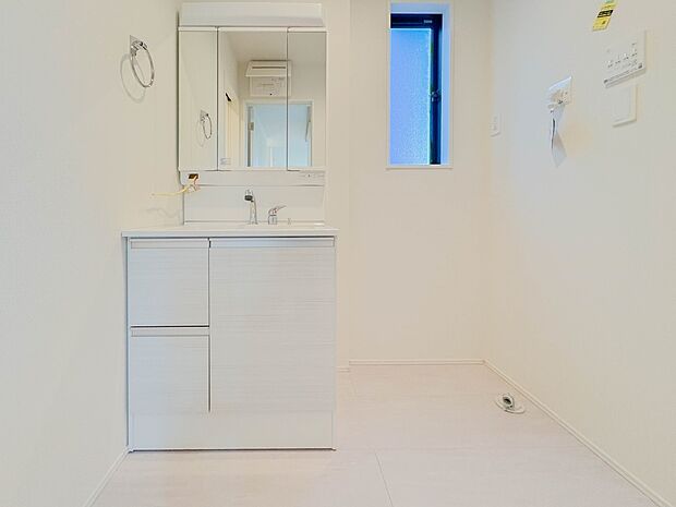 【洗面台】洗面所は小さなプライベートスペース。歯磨き、洗顔と毎日施す個人空間。