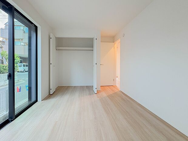 【収納】壁面クローゼットのメリットは、衣類が横一列に並ぶためひと目で洋服が選びやすいこと。衣類をたくさんお持ちの方も、限られたスペース内に無理なく収納することができます。