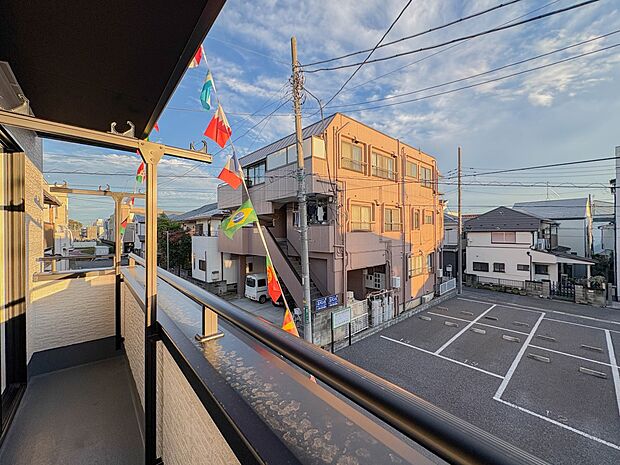 【バルコニー】 バルコニーから差し込む陽光・通風は、住環境・快適性と共に有り続ける貴重な「財産」です。