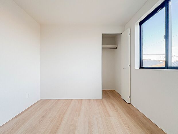 柔らかな陽光とフローリングの色味が調和した快適な空間。