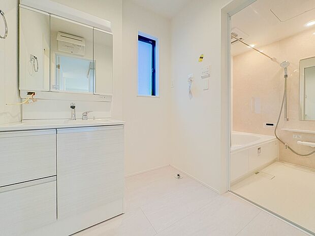 【脱衣所】洗面所は小さなプライベートスペース。歯磨き、洗顔と毎日施す個人空間。