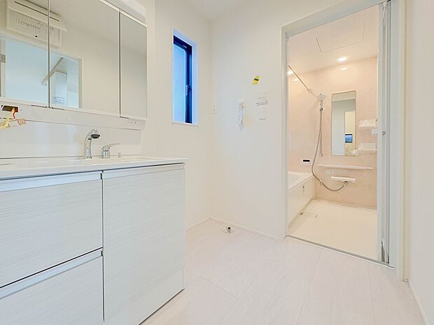 　毎日使う洗濯機。しっかりと奥行きのある置き場が確保されています。