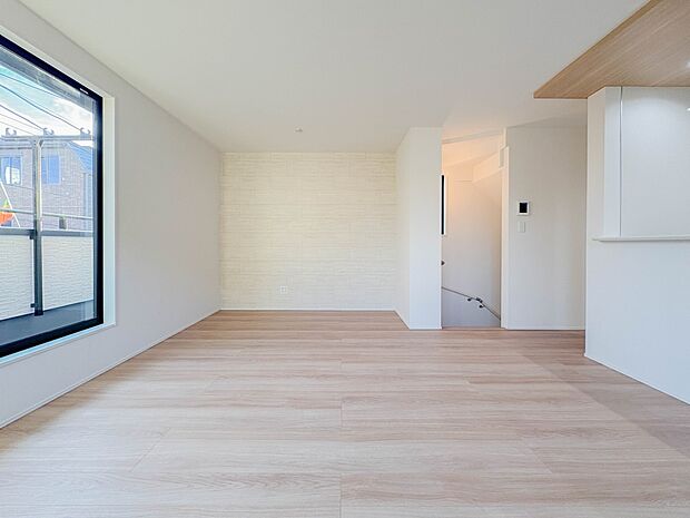 【カウンターキッチン】 リビングにいるお子様と会話をしながら家事ができるカウンターキッチン。いま手があいているか、忙しそうなのか相手の様子を伺いながらコミュニケーションをとる訓練にもなります…