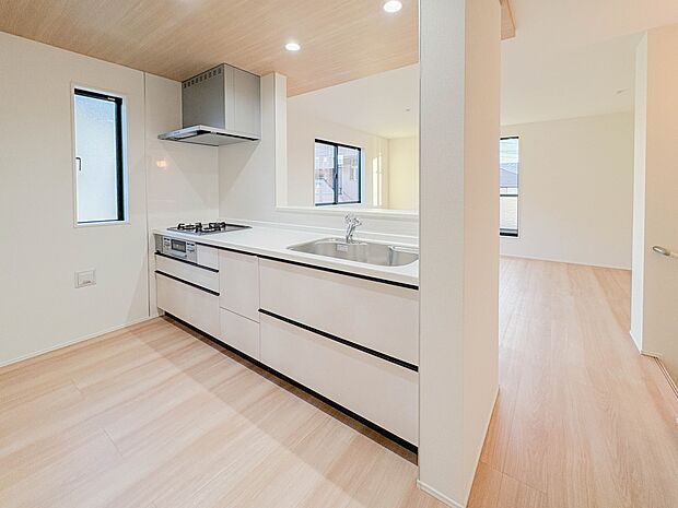 シンプルなデザインの家は風情がある。住む人のこだわりを感じる。外観も内装もいたってシンプル。居心地がよく、家事や趣味、子育てなどにも集中できる。家も人間も熟成するほどシンプルになっていくよう…