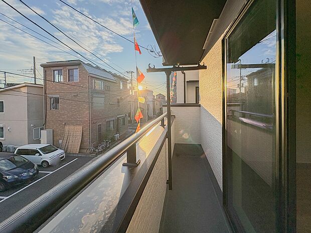 【眺望】その街並みは、さまざまな家の姿が、歩く人々を楽しませている。そう街並みは街の美しい風景なのだ。その風景が目をやさしく和ませてくれている。