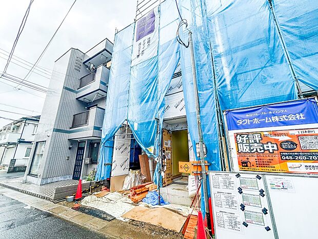 堂々たる趣ながら、主張し過ぎずどこか余裕を感じさせるシャープなフォルムで佇む邸宅は、晴天の空と照らし合わせる事で、本来あるべき完成形の姿を見せてくれます。