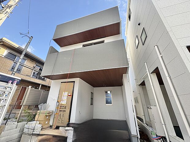 【外観】家族の温かさと陽光の暖かさ、楽しい毎日と明るい未来を予感させる「空間が織り成すひとつ先の住み心地」を演出します。