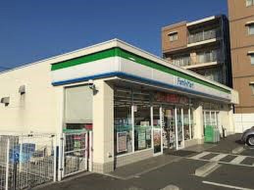 コンビニ 422m ファミリーマート川口戸塚東店(ファミリーマートの強さは、少量のお惣菜を売るファミデリカとドラッグストアと組んだコラボ。サラダを中心にしたヘルシー食材が充実のコンビニです。…