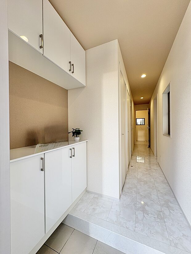 【シューズボックス（下駄箱）】  大型のシューズボックスには靴やブーツ、サンダルはもちろん、ハンカチや手袋、バック類などのお出かけ用品、印鑑や朱肉なども収納可能です。