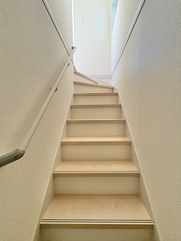 【階段】手すりがないと階段の昇り降りで危険なことはもちろん、壁に手をつきながら歩くことで壁紙が汚れやすくなります。すべての方に快適に昇り降りしていただくため、手すりを設置しました。