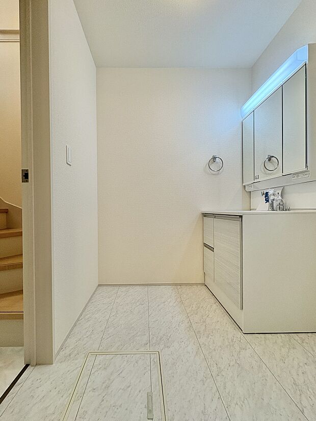 【脱衣所】洗面所は小さなプライベートスペース。歯磨き、洗顔と毎日施す個人空間。