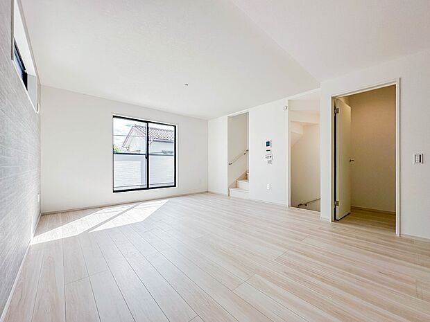 【リビング】うららかな陽射しがどのお部屋にも降り注ぎますように、快適さを追求した間取設計。得難い立地環境での生活を恵みの豊かな永住の地へと変えてくれます。