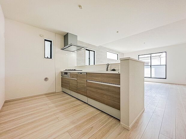 【キッチン】重視したのが奥さま目線でした。その発想で調理に便利な三口コンロや野菜や食器を洗うワイドな洗い場をシステムキッチンに採用。奥さまが喜ぶキッチンを目指しました。