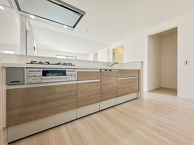 【キッチン】ナチュラルな自然光の中での調理。会話が弾む対面型キッチン。お洒落な食器類を余裕で収納できるスペース。動きやすい女性目線のキッチン動線。これからはお料理をつくる時間が劇的に変わりま…