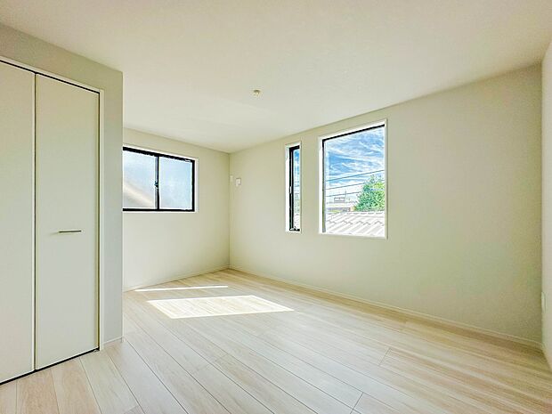 【寝室】充実した生活は伸びやかな居室空間から始まります。快適に・伸びやかに。心の潤いを求める方々へ。