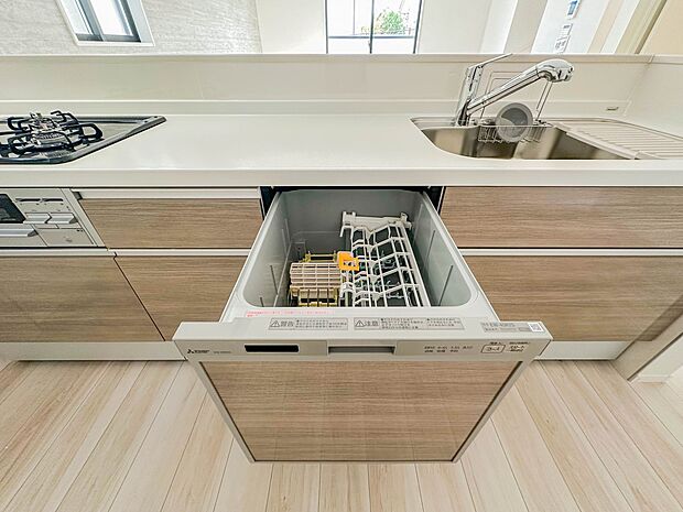 【ビルトイン食器洗浄乾燥機】食器洗いのわずらわしさから開放してくれる嬉しい設備。後片付けの手間を減らし奥様の時間を有効活用できます。お湯と洗剤を使う機会が少なくなるため、手荒れ防止にも。