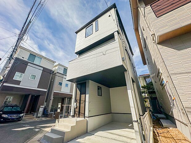 【外観】堂々たる趣ながら、主張し過ぎずどこか余裕を感じさせるシャープなフォルムで佇む邸宅は、晴天の空と照らし合わせる事で、本来あるべき完成形の姿を見せてくれます。