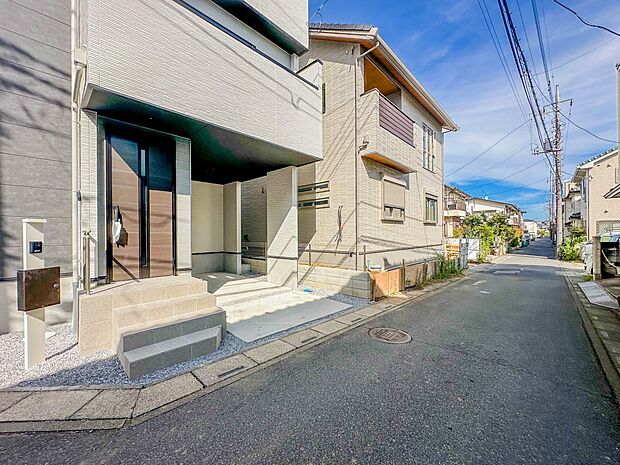 【前面道路】車の通行が少ないので、静かな住環境を維持することができます。