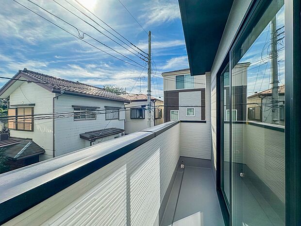 【バルコニー】南バルコニーから差し込む陽光・通風は、住環境・快適性と共に有り続ける貴重な「財産」です。この新築戸建に住まう事で手に入れるものは、きっと日常にとっても貴重な存在となるはずです。…