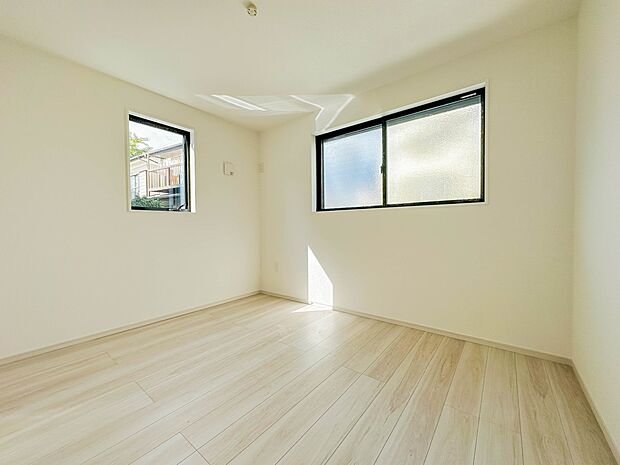 【Room-洋室】シンプルにデザインされた室内。家具やレイアウトでお好みの空間に。