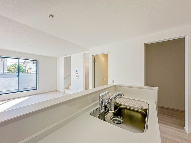 【ダイニングキッチン】料理をしながら、後片付けをしながら家族で会話を楽しみたい空間。