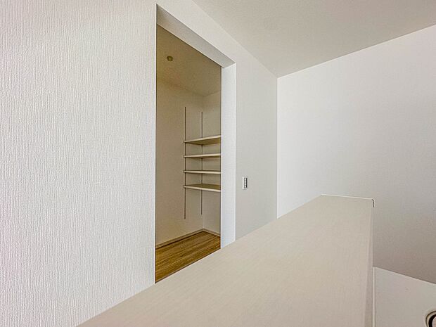 【パントリー(食料庫)】 常温保存できるパン、お米、調味料、缶詰など、日常的に使うものや未開封の食品の収納にぴったり。棚にものを並べて収納すれば、何が足りないのかひと目で確認できます。