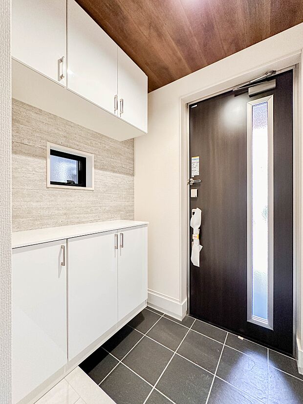 【玄関】玄関はおうちの顔と言われます。玄関アプローチは、外観デザインの印象を左右します。ご家族の個性を出しながら、素敵な玄関でお客様をお迎えしてください。