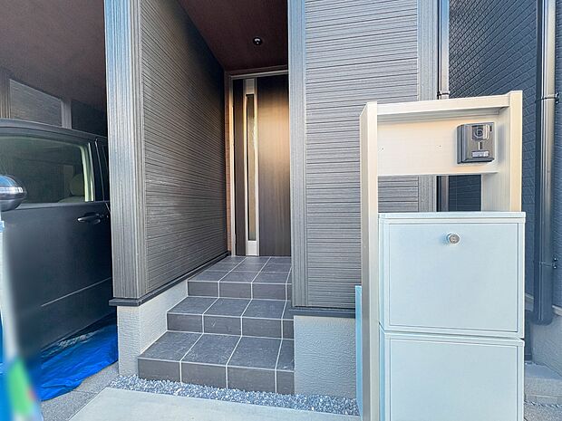 【玄関】玄関へ向かうまでのアプローチに漂う上質が期待感をもたせます。玄関は建物の顔。落着きを醸し出した自己主張が心に訴えてきます。