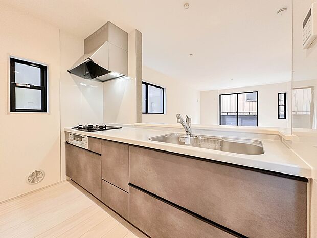 【キッチン】ナチュラルな自然光の中での調理。会話が弾む対面型キッチン。お洒落な食器類を余裕で収納できるスペース。動きやすい女性目線のキッチン動線。これからはお料理をつくる時間が劇的に変わりま…