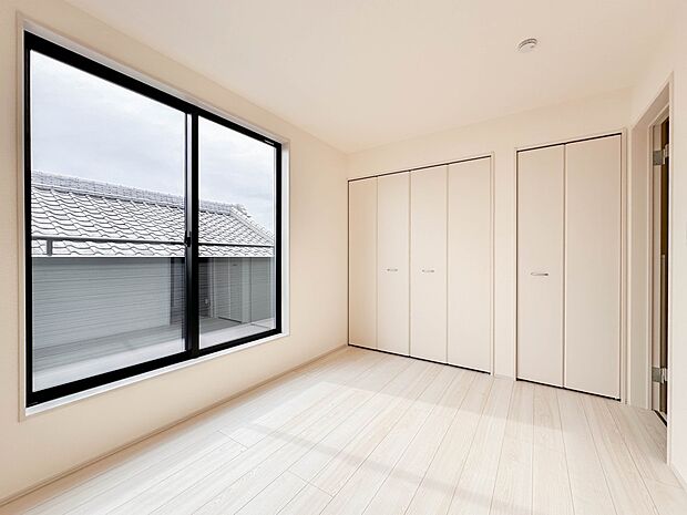 【寝室】シンプルな内装はおしゃれのポイントです。シンプルは華美より飽きがこないからです。色や模様でおしゃれ感をだす。それがシンプルイズビューティーです。