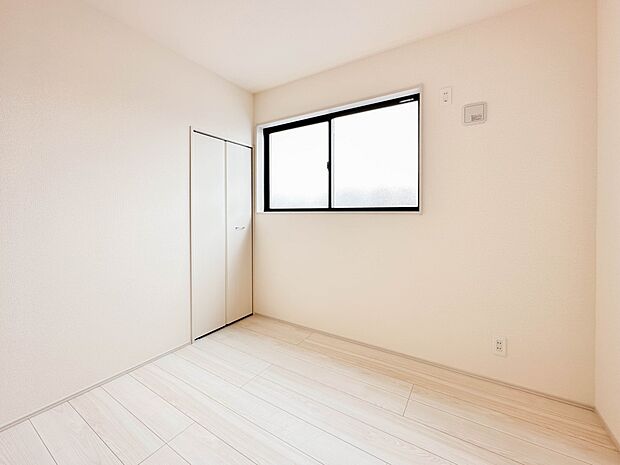 【子供部屋】お子様のお部屋にぴったりなクロークを備えたフローリング仕様の洋室です。