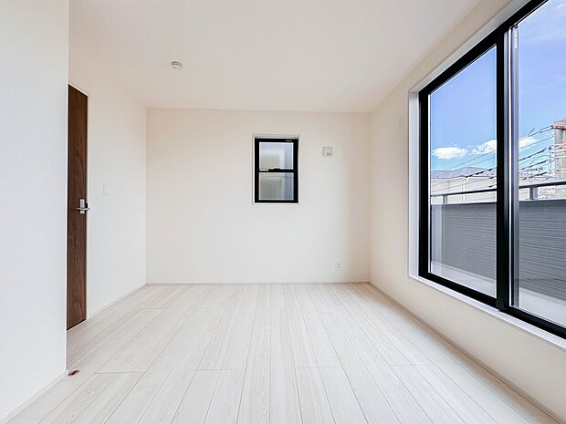 【今どきのこども部屋】  昨今のトレンドになりつつあるのが、広過ぎず、快適すぎない子ども部屋。勉強と寝るだけの部屋にすることで閉じこもりがなくなり、リビングで過ごす時間が増えると言われていま…