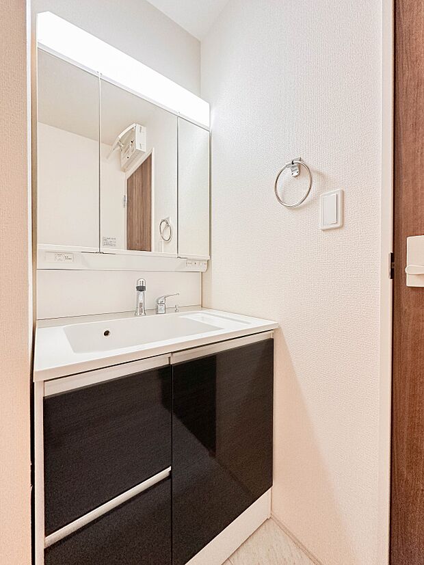 【洗面台】 十分な大きさの洗面台は、身だしなみチェックや歯磨きなど、朝の慌ただしい時間でもホテルライクなスペースで余裕とゆとりを感じて頂けます。