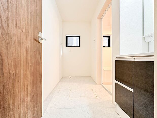 【洗面台】 十分な大きさの洗面台は、身だしなみチェックや歯磨きなど、朝の慌ただしい時間でもホテルライクなスペースで余裕とゆとりを感じて頂けます。