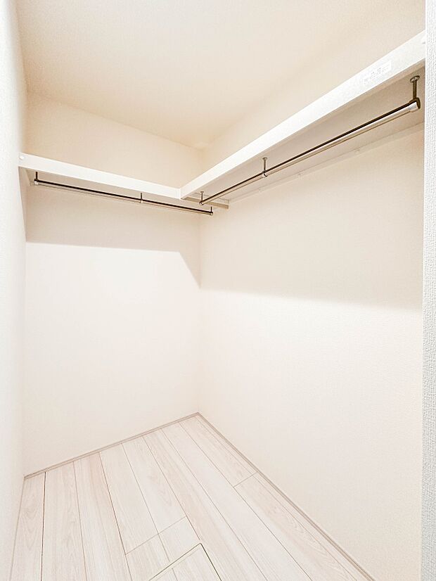 【WIC（ウォークインクローゼット）】  たくさんの洋服をかけてもシワになりにくいウォークインクローゼット。洋服以外にも、普段使わない家電やスーツケース、ストック品など何でも片付く嬉しい空間…