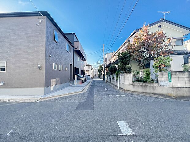 2号棟【外観】こちらの物件が少しでも気になるようでしたら、お気軽にお問合せください。人生でいちばん大きなお買い物ですので、ゆっくりご見学ください。ネット上の画像と実際の見学では、リアル感がま…