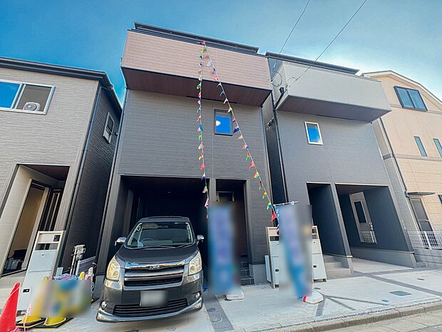 【前面道路】家の前をまっすぐの通りが走っている。クルマは少なく、人々は毎朝、ウォーキング、ジョギング、犬の散歩など、フリーな朝時間を過ごしている。