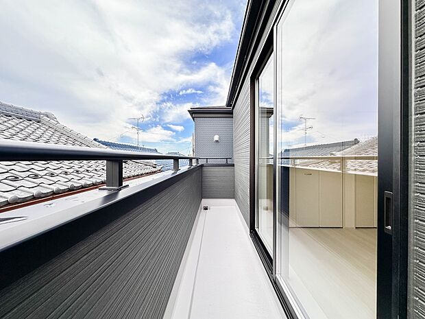 【バルコニー】  バルコニーから差し込む陽光・通風は、住環境・快適性と共に有り続ける貴重な「財産」です。