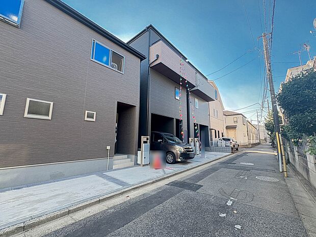 【駐車場】毎日の生活にマイカーが必須という方は、購入を検討する際、駐車場があることは大事な条件です。毎日の通勤や家族の送迎、買い物やお出かけなどクルマのある暮らしを満喫したい方は要チェック。…