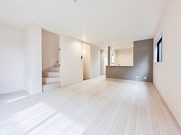 【リビングダイニング】シンプルなデザインの家は風情がある。住む人のこだわりを感じる。外観も内装もいたってシンプル。居心地がよく、家事や趣味、子育てなどにも集中できる。家も人間も熟成するほどシ…