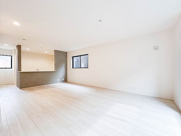 【リビングダイニング】シンプルなデザインの家は風情がある。住む人のこだわりを感じる。外観も内装もいたってシンプル。居心地がよく、家事や趣味、子育てなどにも集中できる。家も人間も熟成するほどシ…