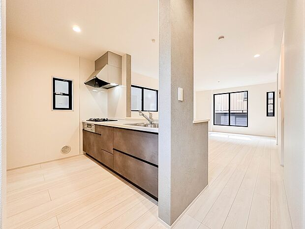 【リビングダイニング】シンプルなデザインの家は風情がある。住む人のこだわりを感じる。外観も内装もいたってシンプル。居心地がよく、家事や趣味、子育てなどにも集中できる。家も人間も熟成するほどシ…