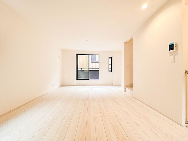 【ダイニングキッチン】ナチュラルな自然光の中での調理。お洒落な食器類を余裕で収納できるスペース。動きやすい女性目線のキッチン動線。これからはお料理をつくる時間が劇的に変わります。